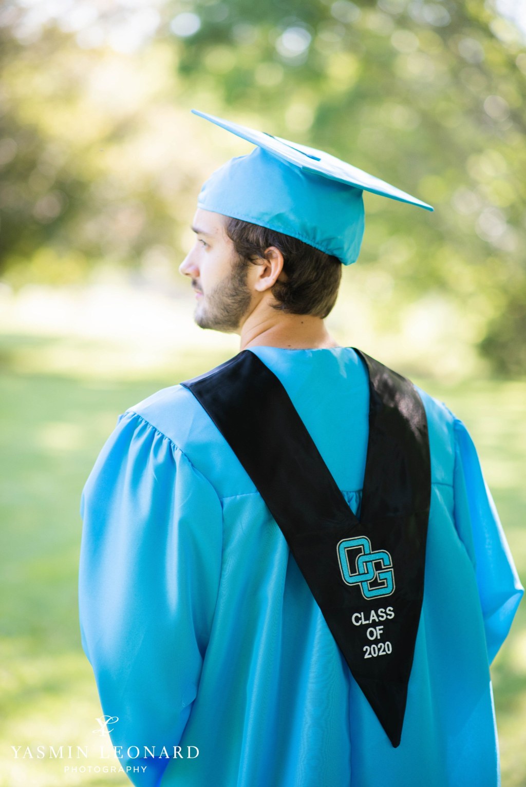 Picture of: Cap and Gown Portraits – Guy Senior Poses – Cap and Gown Ideas